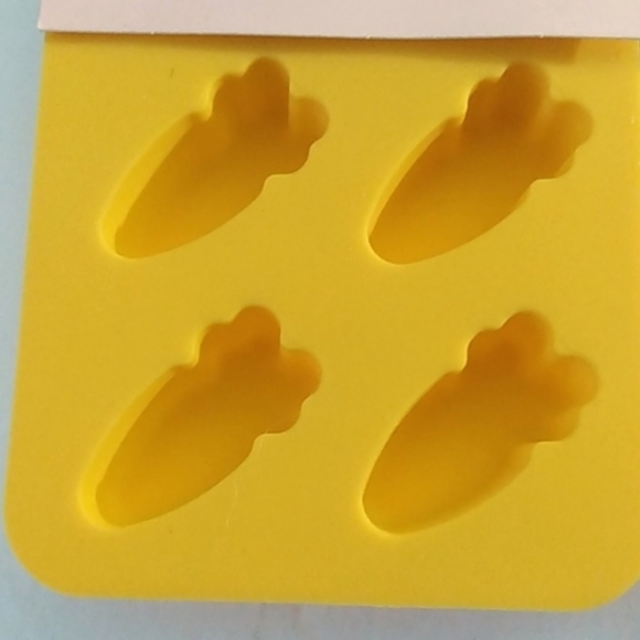 CWO ORANGE SILICONE CARROT SHAPED CAKE CANDY SOAP MOLDS 3 PIECE SET 24 MOLDS NWT - Picture 4 of 6